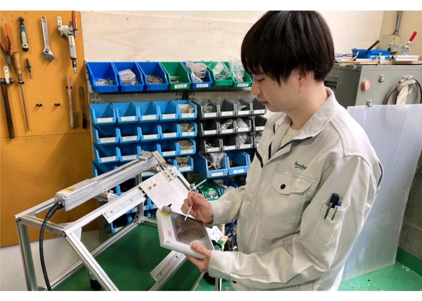 コネクタ製造部生産技術課 width=