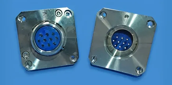 フローティング機構を有した自動着脱コネクタ