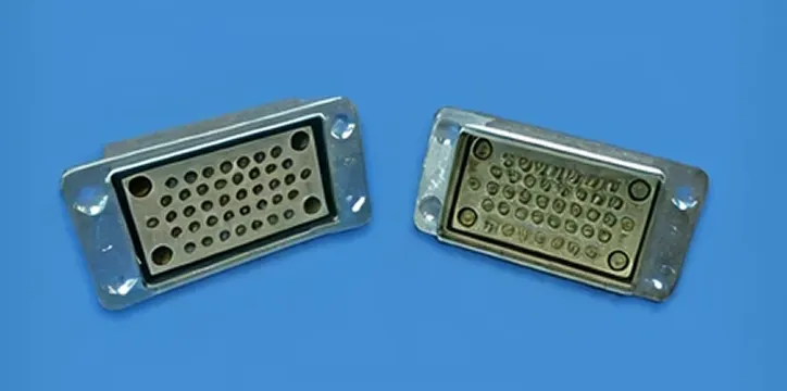 角型の自動着脱コネクタ